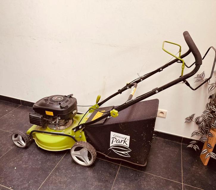 Central Park benzine grasmaaier – uitstekende staat, Tuin en Terras, Grasmaaiers, Zo goed als nieuw, Ophalen