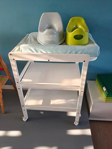2 potjes verschoontafel is al weg beschikbaar voor biedingen