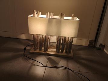 Lampe d'ambiance en bois avec abat-jour blanc