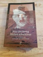P. den Hertog - Hitlers schutkleur, Boeken, Ophalen of Verzenden, Zo goed als nieuw, P. den Hertog