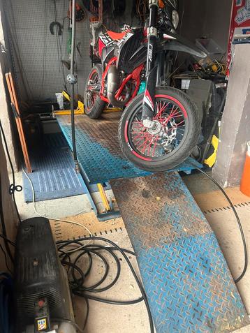 Heftafel 'werkbrug' bromfiets, scooter of motor hydraulisch beschikbaar voor biedingen
