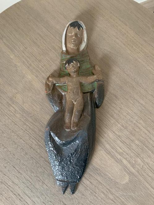 Gesigneerd keramisch beeld "Madonna met Kind" – Karel Gomes, Antiek en Kunst, Antiek | Keramiek en Aardewerk, Ophalen of Verzenden