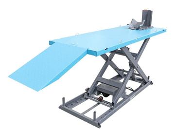 ELEKTRISCHE MOTORHEFTAFEL MET INRIJWIELKLEM CAP. 700 KG beschikbaar voor biedingen