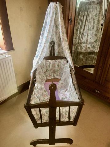 Charmante houten wieg op wielen beschikbaar voor biedingen