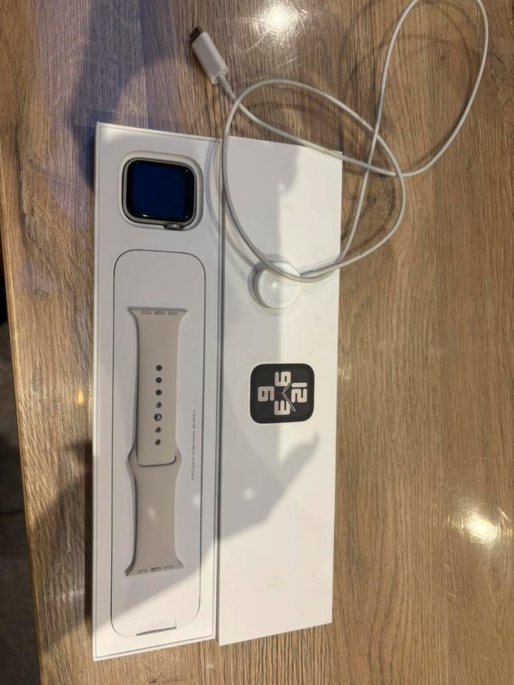 Apple Watch SE Starlight (2022), Handtassen en Accessoires, Smartwatches, Zo goed als nieuw, iOS, Calorieverbanding, Conditie