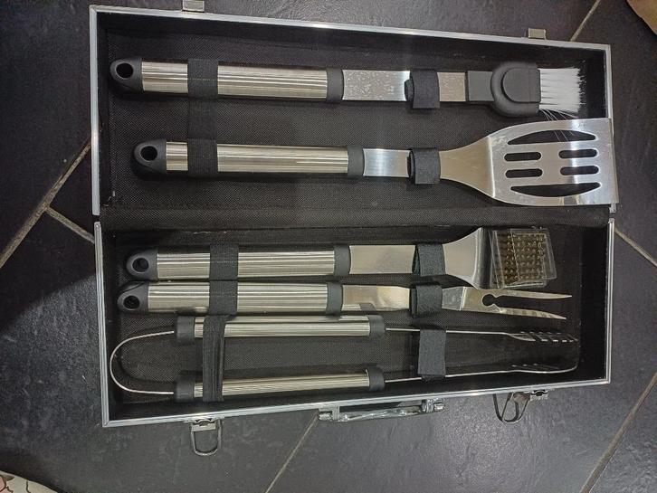 BBQ-koffer, Tuin en Terras, Houtskoolbarbecues, Zo goed als nieuw, Met accessoires, Ophalen