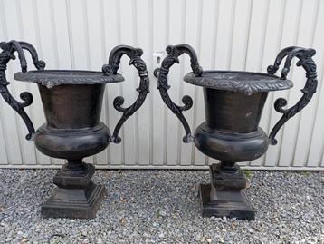 2 Grote zware Tuinvazen op voet...Hoogte 73 CM ( zie beschr) beschikbaar voor biedingen