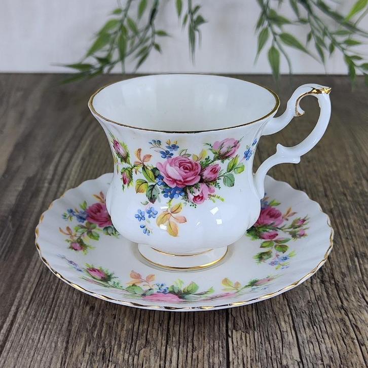 Royal Albert Moss Rose Dameskop & Schotel, Antiek en Kunst, Antiek | Servies los, Ophalen of Verzenden