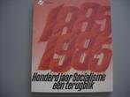 Honderd jaar socialisme een terugblik 1885-1985, Boeken, Geschiedenis | Nationaal, Ophalen of Verzenden, Zo goed als nieuw
