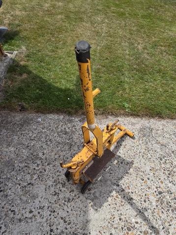 Steenknipper beschikbaar voor biedingen
