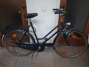 Vélo de ville ancien disponible aux enchères