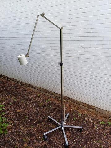 Lampe médicale vintage sur pied, marque Waldmann