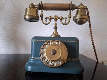 Antieke telefoon in leder en koper beschikbaar voor biedingen