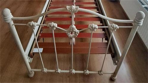 Uniek 1 persoonsbed + bijhorend tafeltje, Huis en Inrichting, Slaapkamer | Bedden, Zo goed als nieuw, Eenpersoons, 90 cm, 200 cm