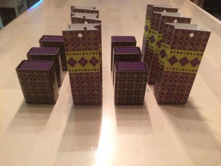 Bordeaux doosjes met limoengroene bollen UITVERKOOP, Kinderen en Baby's, Kraamcadeaus en Geboorteborden, Nieuw, Kraamcadeau, Ophalen of Verzenden