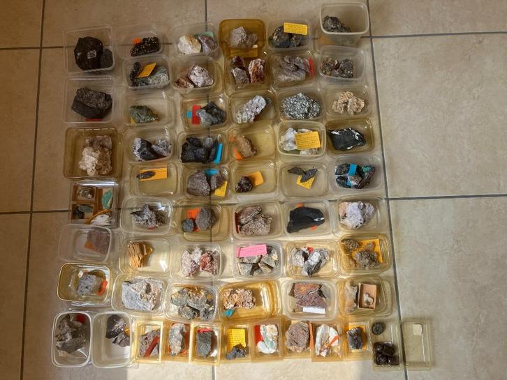 Verzameling mineralen - 57 doosjes, Verzamelen, Mineralen en Fossielen, Mineraal, Ophalen of Verzenden