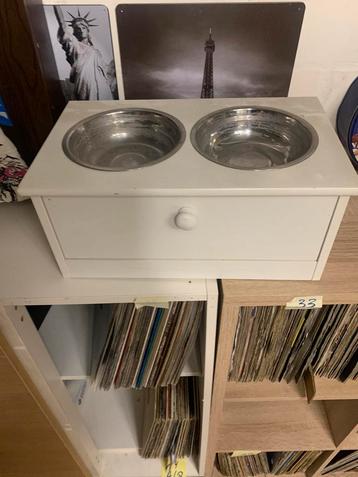 Kat/hond voederkastje beschikbaar voor biedingen