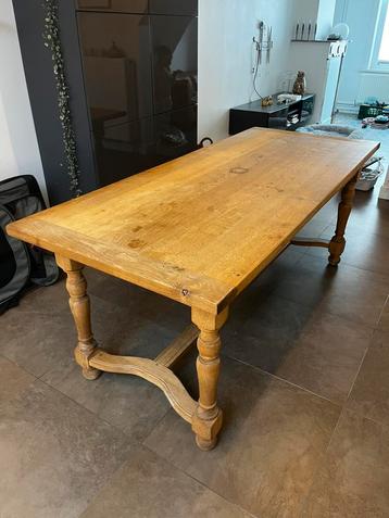Massief eiken tafel beschikbaar voor biedingen