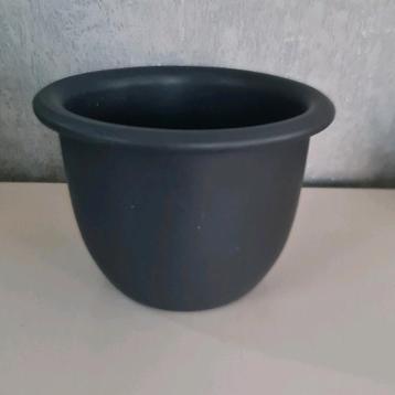 Grijze Bloempot  beschikbaar voor biedingen