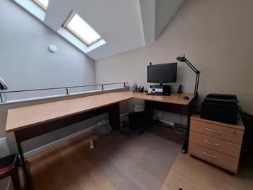 Hoekbureau (links of rechts) + 3 laden op wielen  beschikbaar voor biedingen