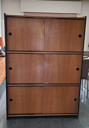 Vintage kast met schuifdeuren beschikbaar voor biedingen