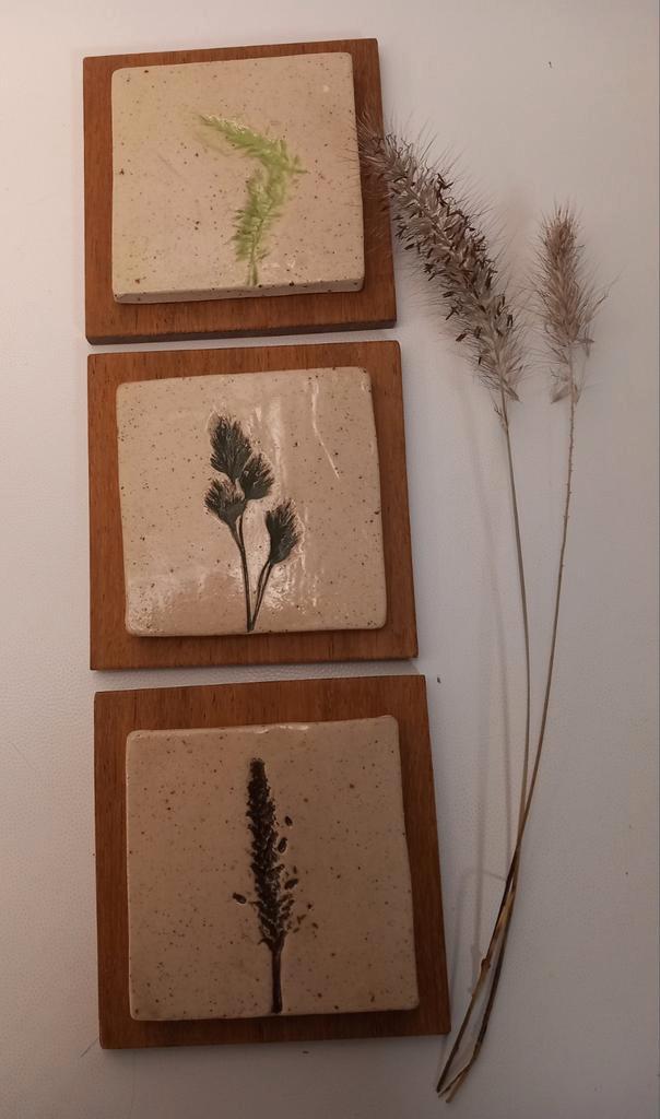 Wanddecoratie Set keramiek tegel op merbauhout  Handgemaakt, Hobby en Vrije tijd, Pottenbakken, Ophalen of Verzenden
