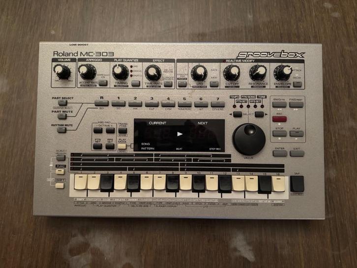 ROLAND MC-303 GROOVEBOX, Muziek en Instrumenten, Synthesizers, Gebruikt, Overige aantallen, Roland, Ophalen