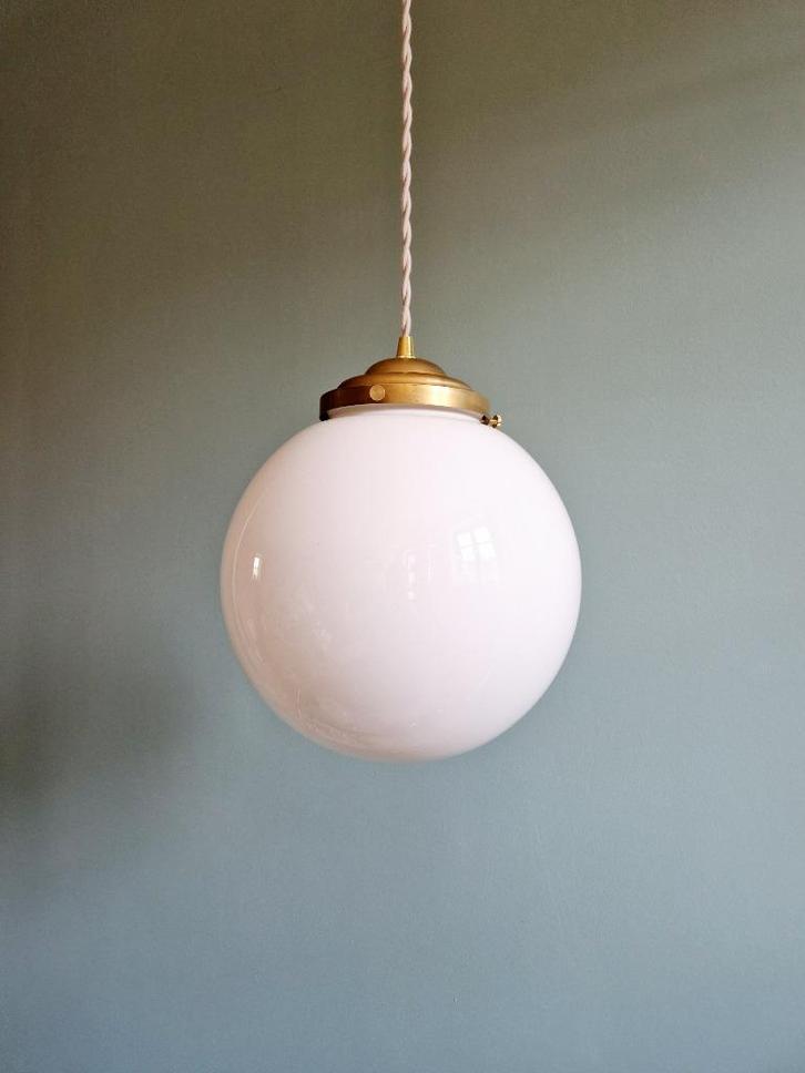 Art Deco hanglamp met witte opaline globe, 1930, Antiek en Kunst, Antiek | Verlichting, Ophalen of Verzenden