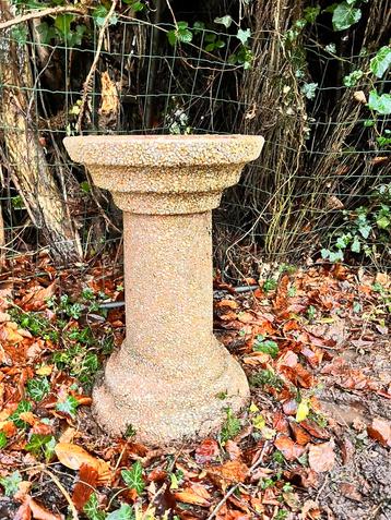 Grote wasbak van gewassen beton (vermelde prijs is per stuk) beschikbaar voor biedingen