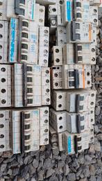 Lot matériel électrique, disjoncteurs, Doe-het-zelf en Bouw, Elektriciteit en Kabels, Ophalen, Gebruikt