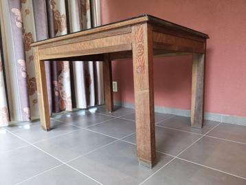 Vintage art deco tafel en stoelen met bloemen in houtsnede beschikbaar voor biedingen