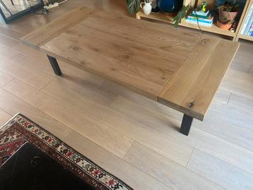 Eiken salontafel met metalen poten beschikbaar voor biedingen
