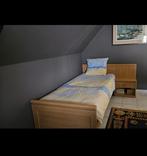 Bed met nachtkastje, Huis en Inrichting, Ophalen, 90 cm, Eenpersoons, Bruin