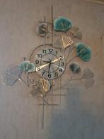 decoratieve grote wandklok in metaal, Huis en Inrichting, Ophalen, Gebruikt, Wandklok