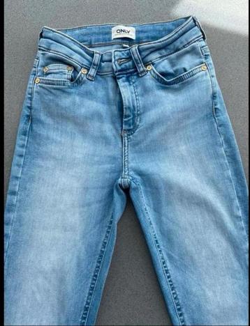 Jeansbroek tienermeisje 12-13 jaar disponible aux enchères