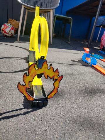 Hotwheels auto's + racebaan beschikbaar voor biedingen