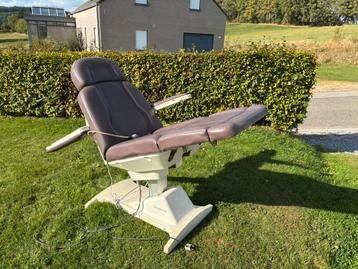 Verstelbare cosmetische stoel of tatoeage op meerdere niveau beschikbaar voor biedingen