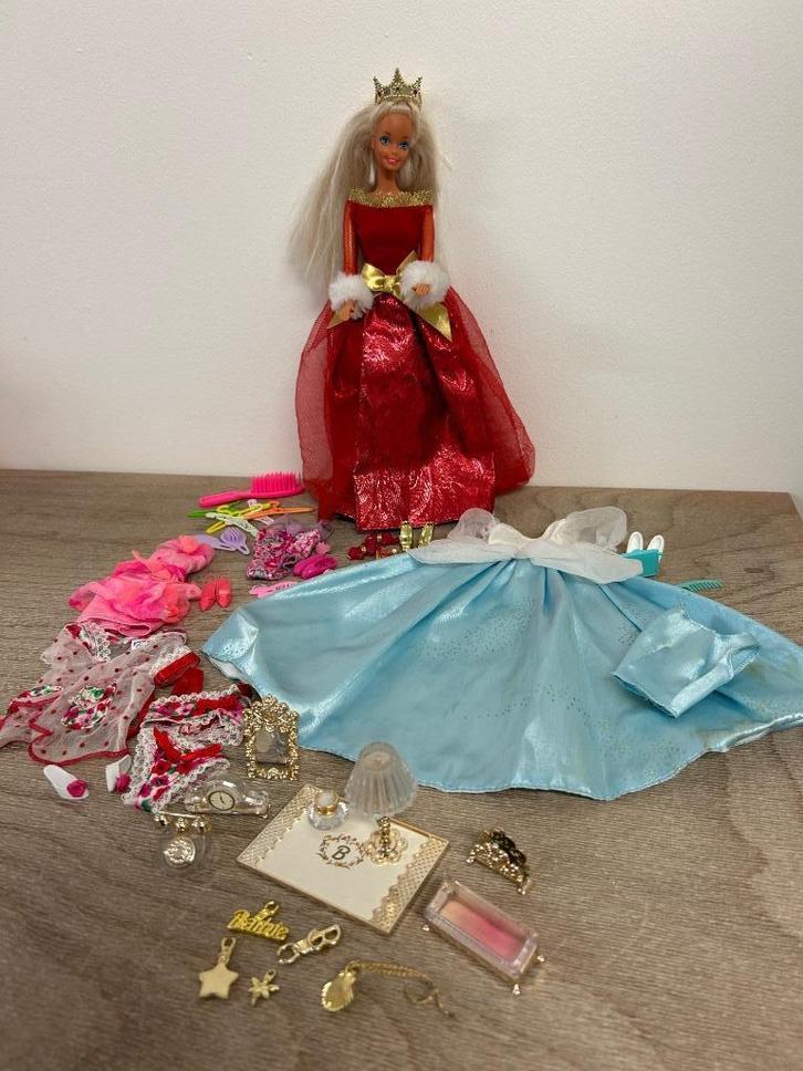 Vintage Barbie - Pop + outfit  Rood/Goud, Enfants & Bébés, Jouets | Poupées, Barbie, Enlèvement