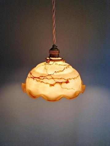 Art Deco hanglamp in geschulpte gemarmerde opaline, 1920-30  beschikbaar voor biedingen
