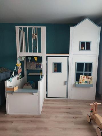 Groot houten speelhuis (modulair) beschikbaar voor biedingen