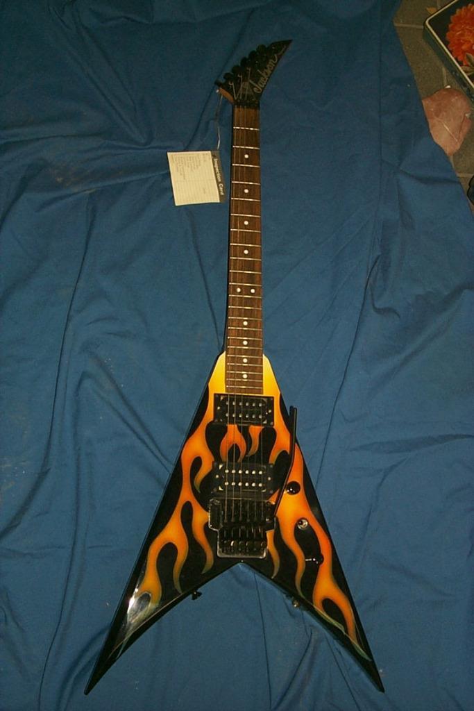 Gezocht: Jackson King V Hot Rod Flames (made in japan), Muziek en Instrumenten, Snaarinstrumenten | Gitaren | Elektrisch, Gebruikt