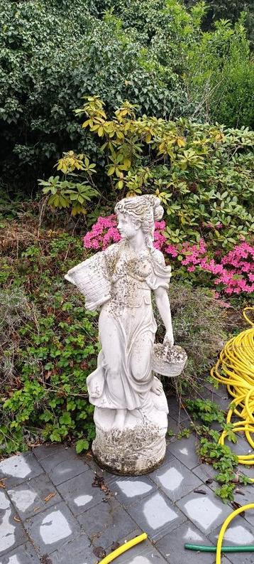 Charmant Standbeeld antiek tuin vrouw beschikbaar voor biedingen