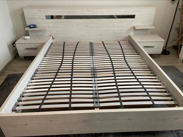 Houten bedframe 160X200 met ingebouwd nachtkastje, led-lamp beschikbaar voor biedingen