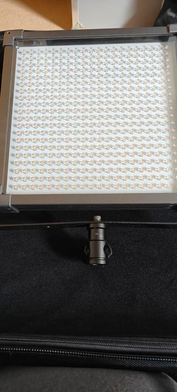 3 F&V led panelen met Manfrotto statieven  beschikbaar voor biedingen