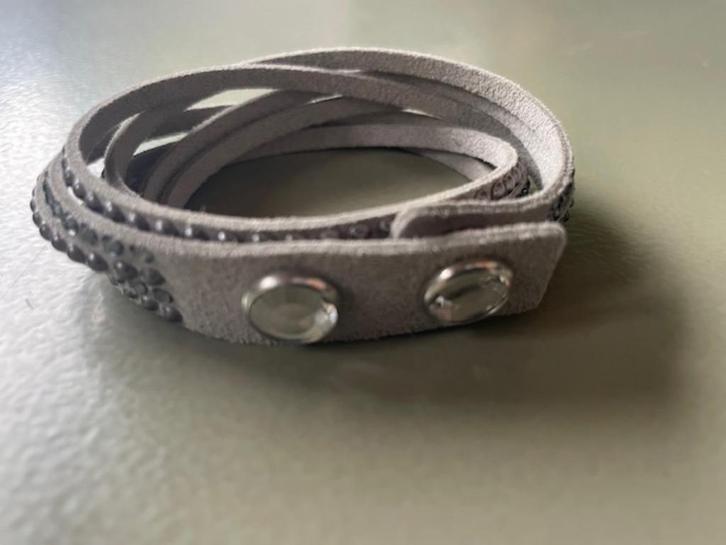 1x gedr lichtgrijze daim armband Swarovski, Handtassen en Accessoires, Armbanden, Zo goed als nieuw, Leer, Grijs, Met kristal