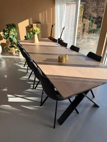 Eettafel + stoelen  beschikbaar voor biedingen