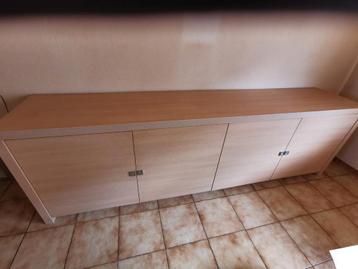 Dressoir, barkast en tafel beschikbaar voor biedingen