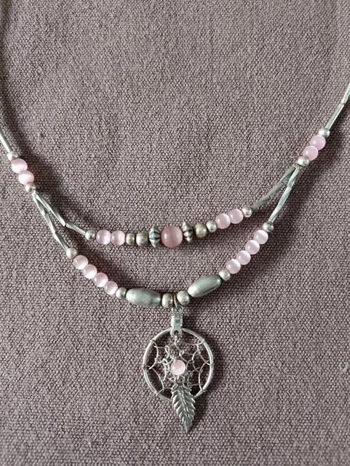 Collier argent liquide avec attrape-rêves, Handtassen en Accessoires, Kettingen, Zo goed als nieuw, Zilver, Roze, Met hanger, Ophalen of Verzenden
