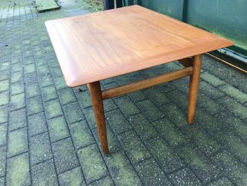 Vintage bovenkamp salontafel beschikbaar voor biedingen