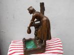 antiek beeld  meisje aan de waterpomp  brons?, Antiek en Kunst, Ophalen of Verzenden
